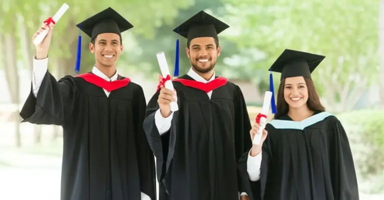 Três estudantes universitários da USP em trajes de formatura, celebrando a conclusão bem-sucedida do estágio com seus diplomas.